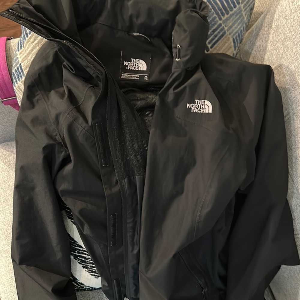 Women’s XL the north face zip up jacket with removable hood in pouch on neck.
